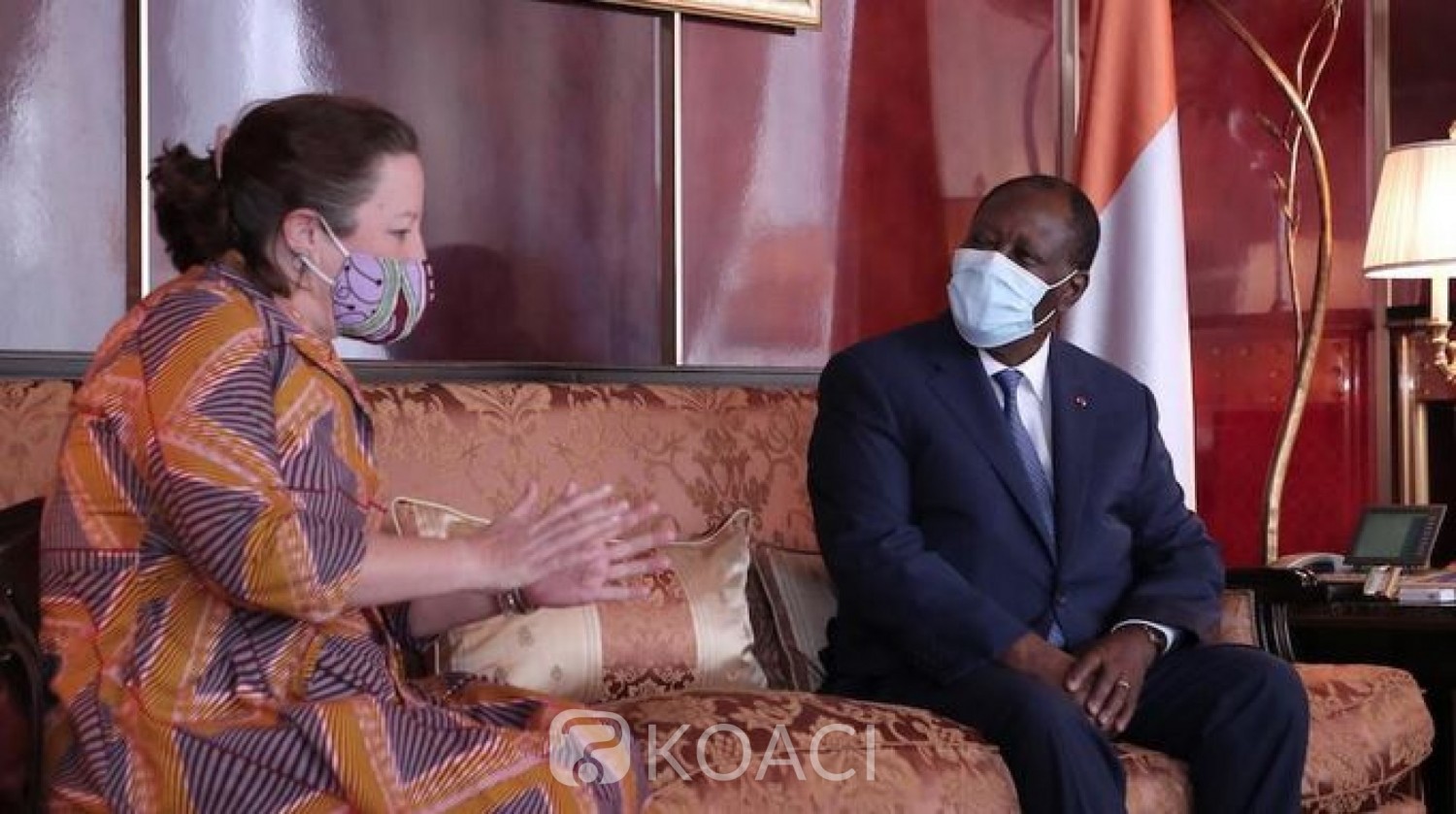 Le Président Alassane Ouattara et l'ambassadrice de Grande Bretagne
