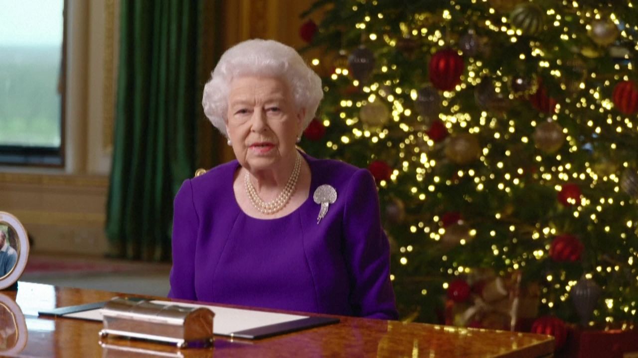 «La vie doit continuer» malgré la crise, affirme Elizabeth II