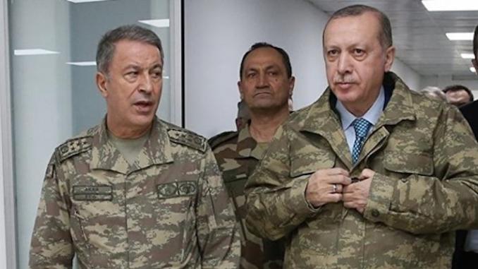 Le Président Erdogan (d) et son ministre de la Défense Hulusi Akar