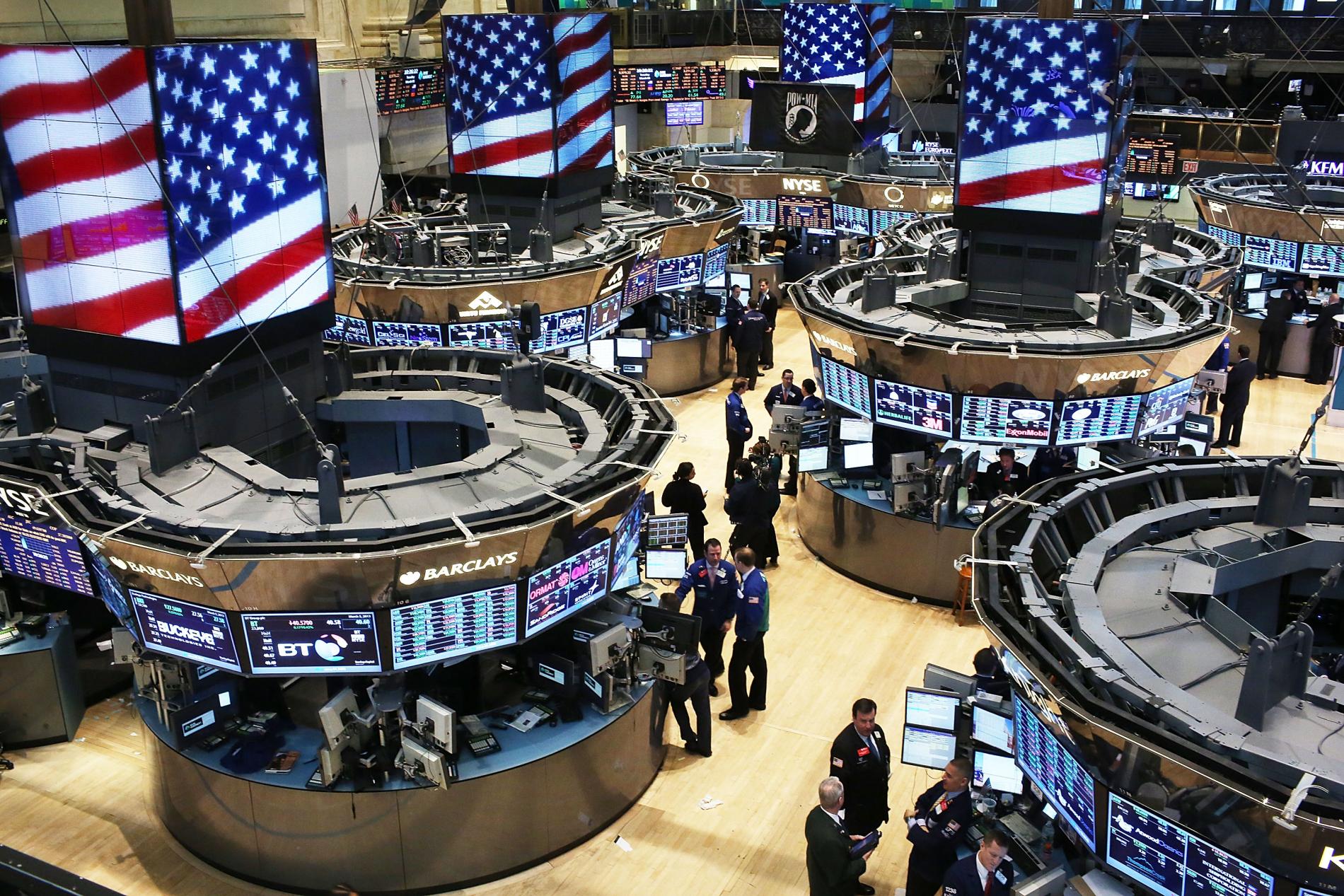 Wall Street balaie les troubles politiques et envisage un rebond économique