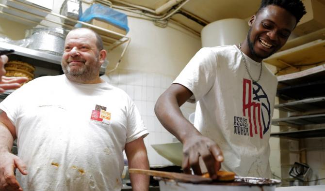 L'apprenti boulanger guinéen (à droite) récemment régularisé sur pression de plusieurs organisations de soutien aux migrants et surtout par son patron (à gauche)