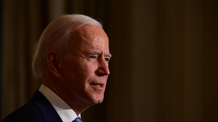 Biden promet d’agir contre le racisme, adopte des mesures restreintes