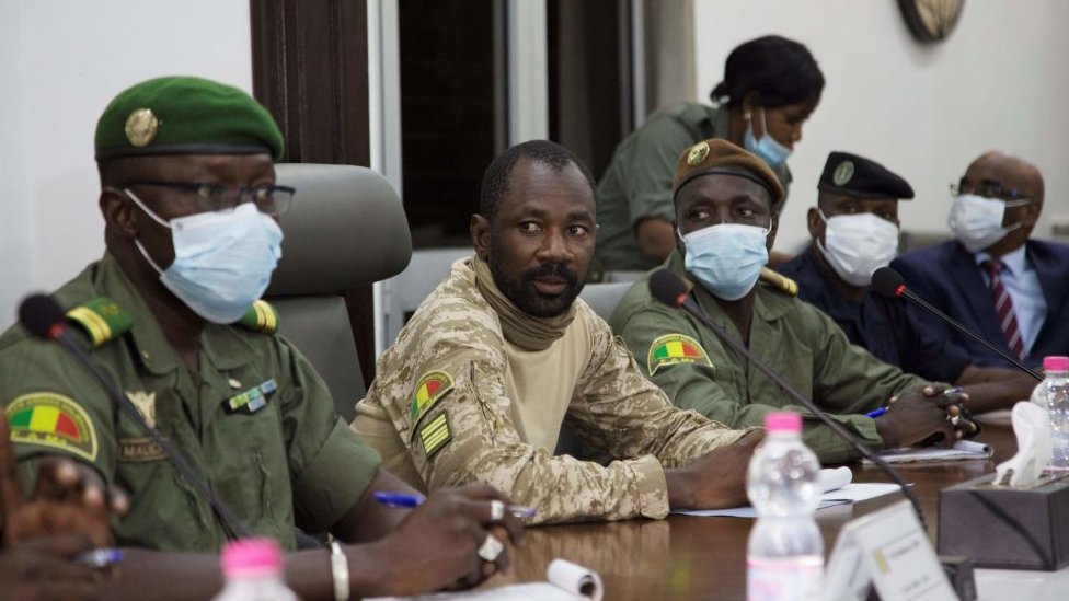 Dissolution de la junte au Mali: l'armée plus que jamais au cœur du pouvoir?