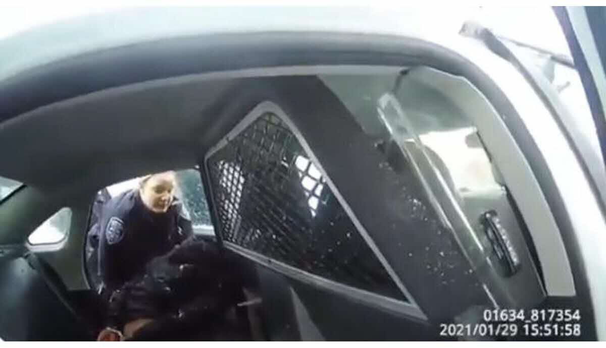 États-Unis : Une vidéo montre des policiers maltraiter une fillette noire