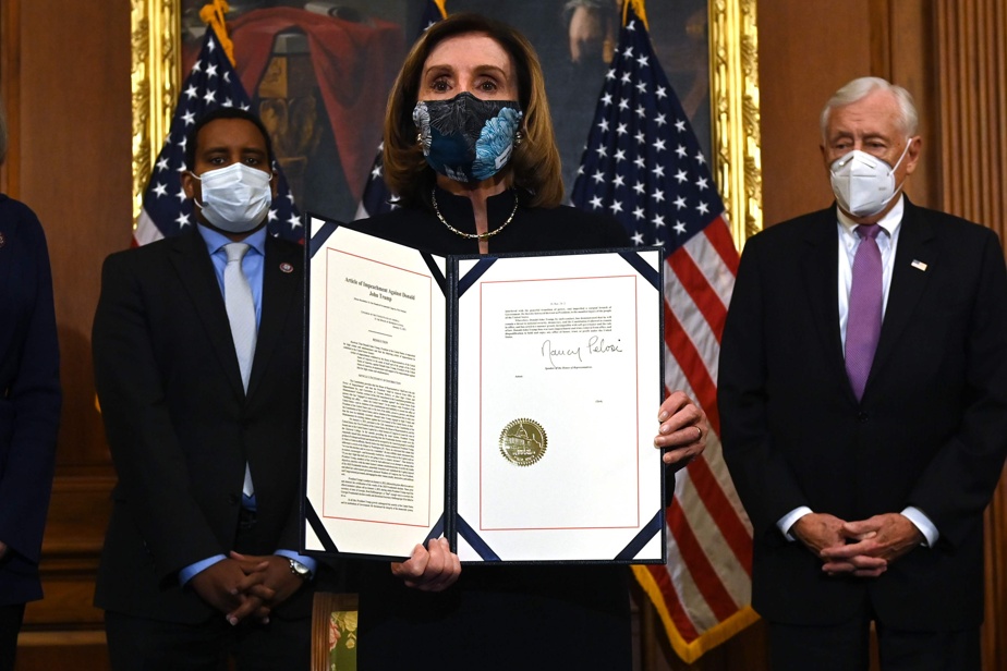 Nancy Pelosi, chef des Démocrates à la Chambre des représentants, exhibe l'acte d'accusation contre Donald Trump