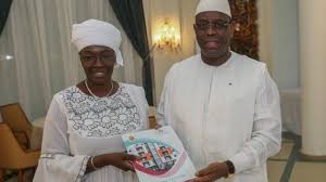 La présidente de l'Ofnac et le chef de l'Etat au cours de la remise d'un rapport annuel.