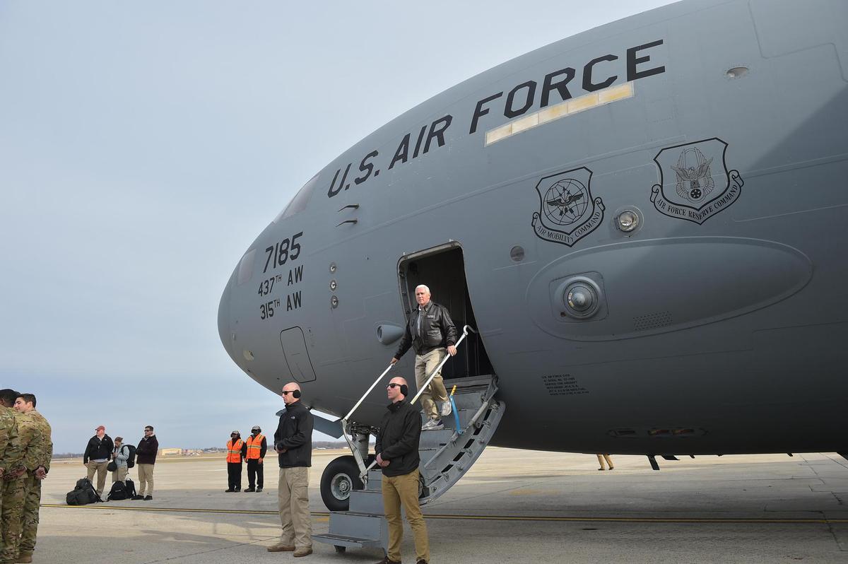 Washington: Un intrus monte dans un avion officiel stationné sur la base militaire d’Andrews