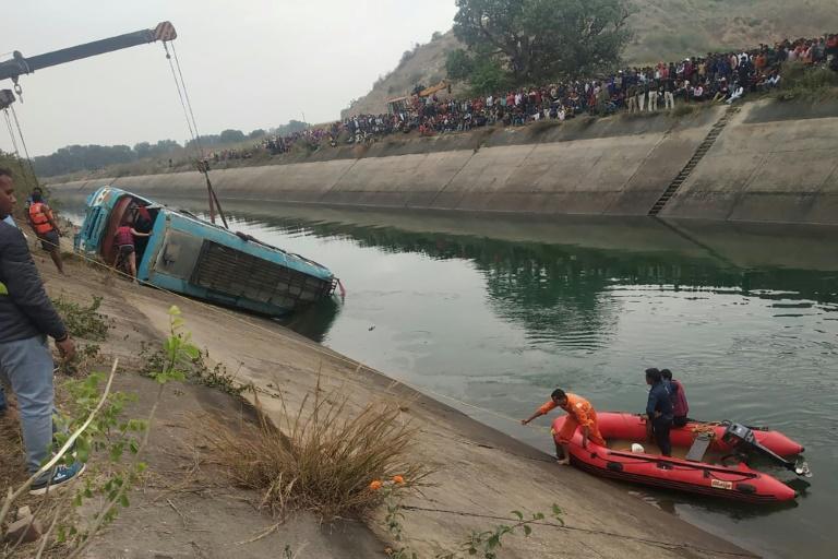 Un autobus plonge dans un canal : au moins 39 morts en Inde
