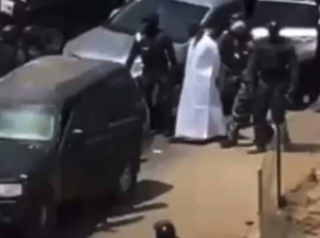 Ousmane Sonko en boubou blanc avec les gendarmes