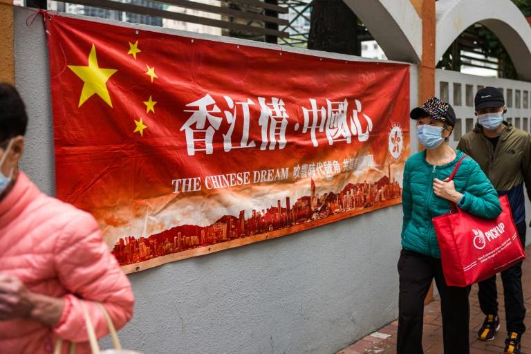 Hong Kong : La Chine compare sa réforme électorale à un "coup de poing"