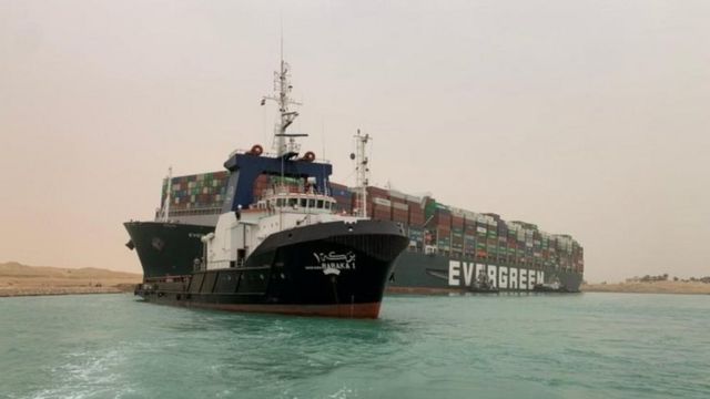 Le canal de Suez égyptien bloqué par un énorme porte-conteneurs : pourquoi c'est important ?
