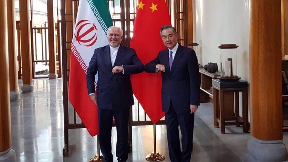 Les chefs des diplomaties iranienne (g) et chinoise à Téhéran