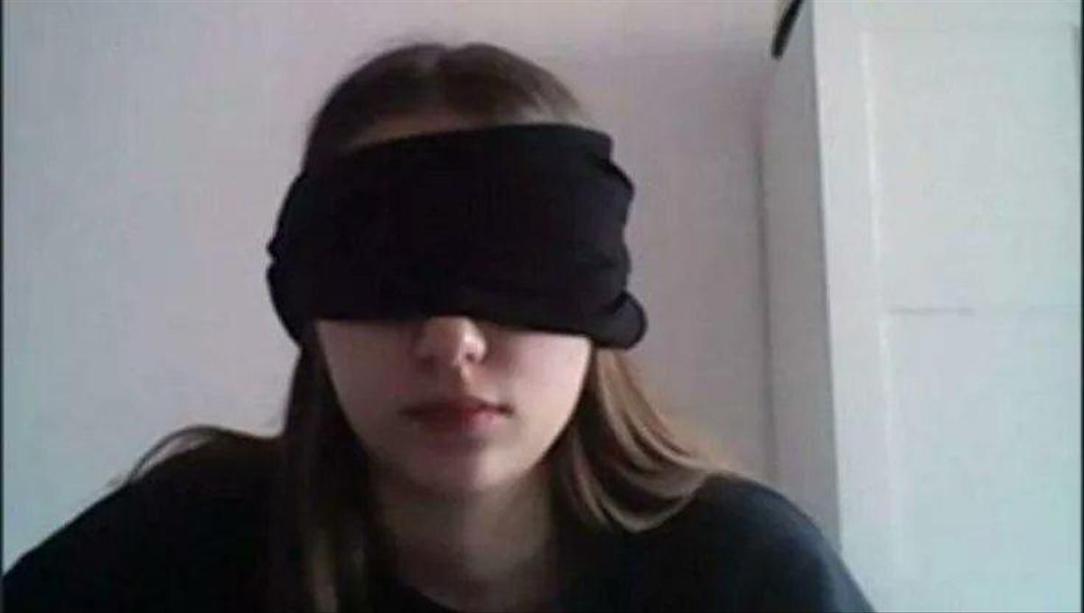 École et pandémie : Une élève obligée de se bander les yeux pendant un examen en ligne