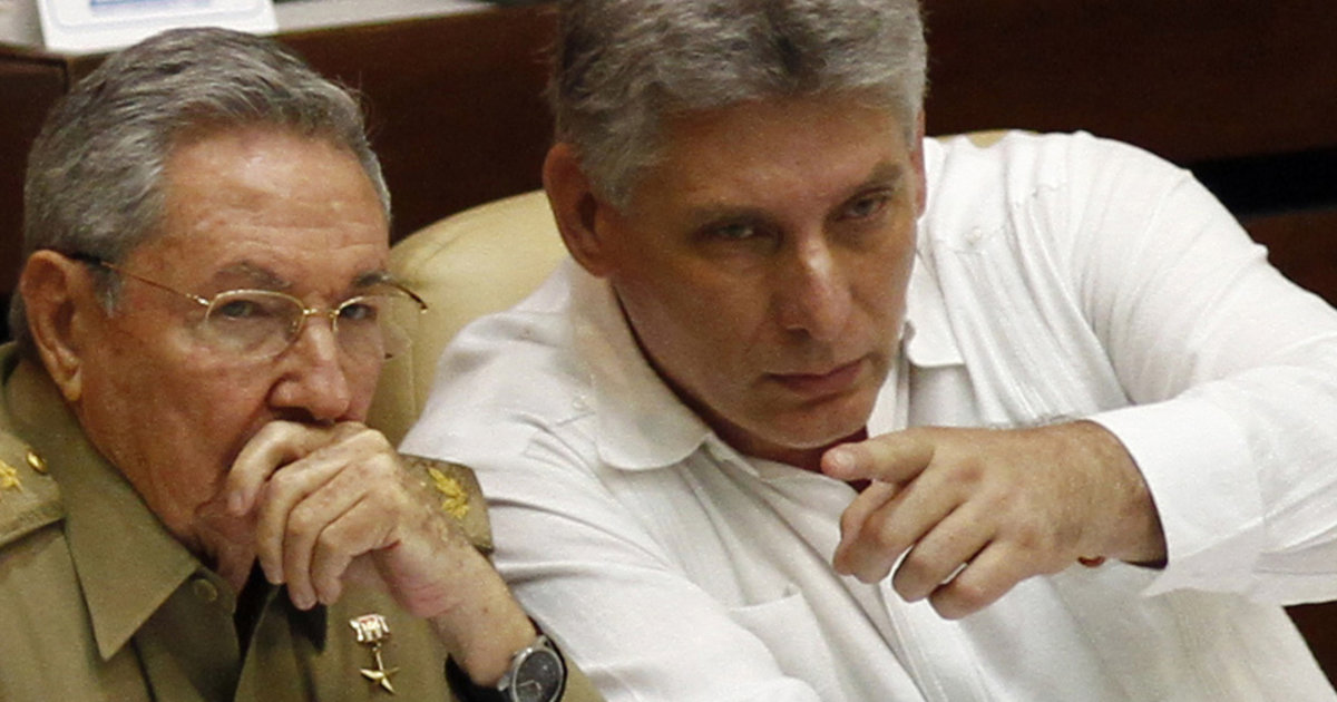 Raul Castro (g.) et Miguel Diaz-Canel, le futur numéro 1 du régime.
