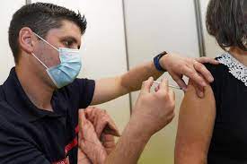 Étude britannique sur la COVID-19 : Une dose de vaccin réduit de presque 50 % la transmission au sein d’un ménage