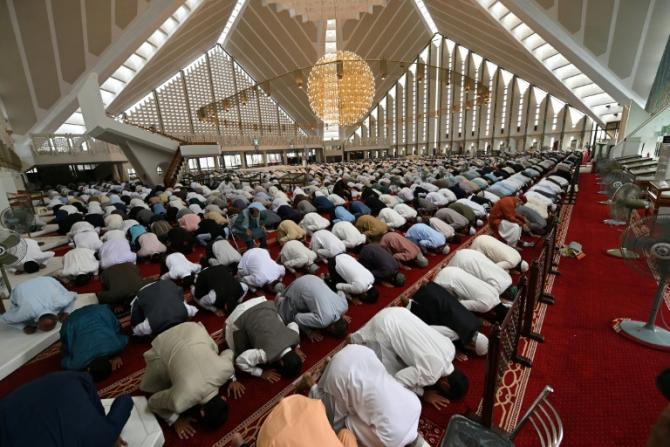 Au Pakistan, les mosquées font le plein malgré les cas de COVID-19 en hausse