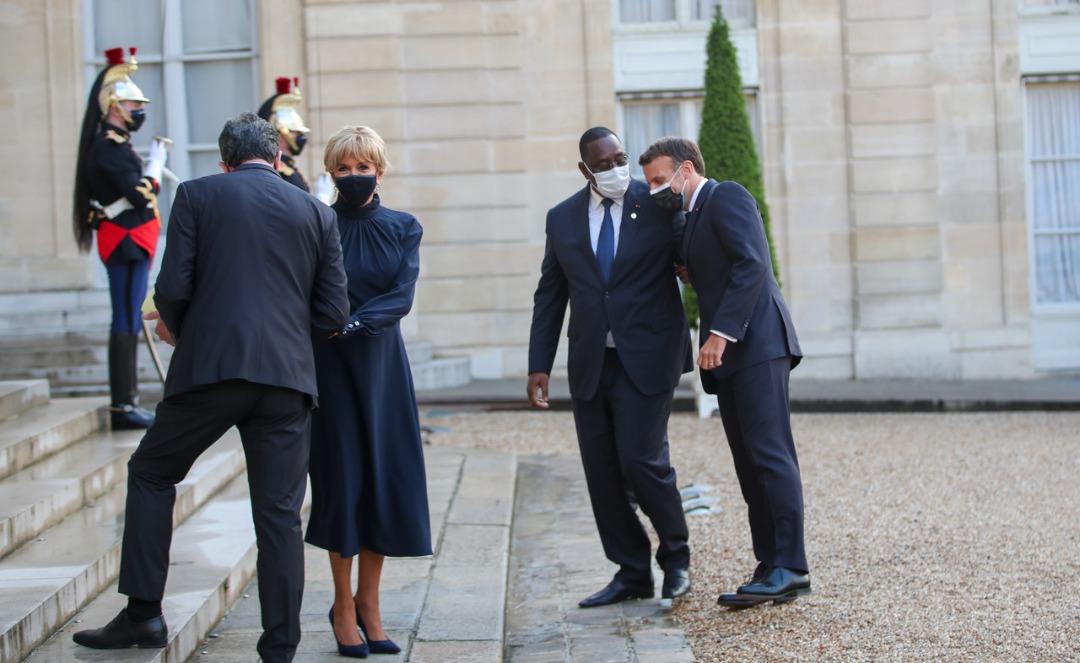 Macky Sall sur le perron de l'Elysée avec le couple Macron