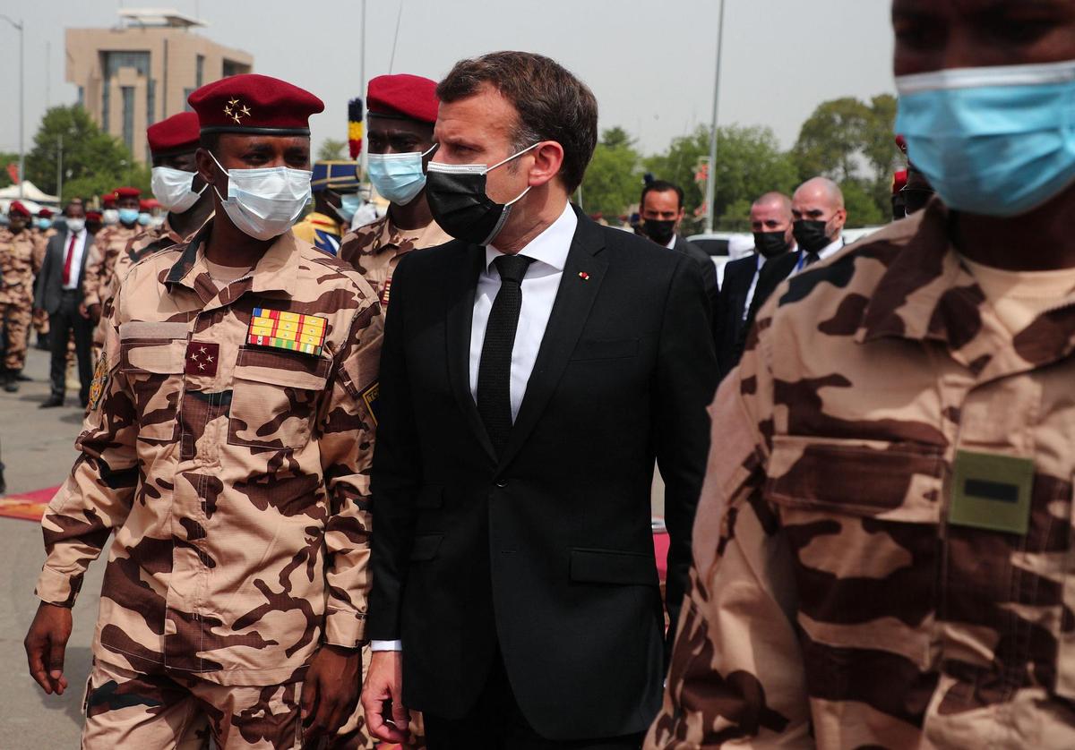 Emmanuel Macron en compagnie de Mahamat Idriss Deby à Ndjamena lors des obsèques d'Idriss Deby Itno.