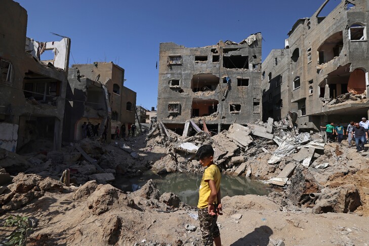 Un jeune palestinien devant les ruines provoquées par les frappes israéliennes à Gaza
