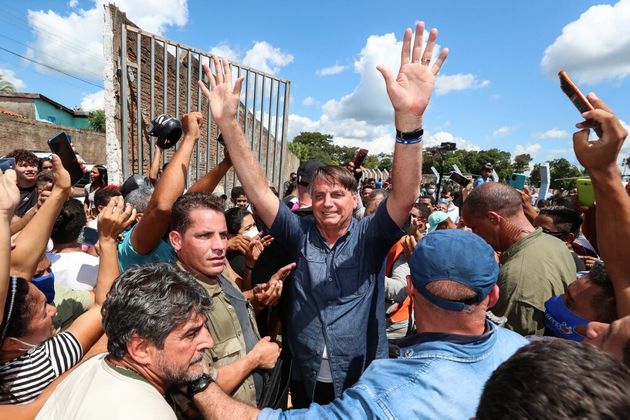 BRESIL : Le président Bolsonaro reçoit une amende après un bain de foule sans masque