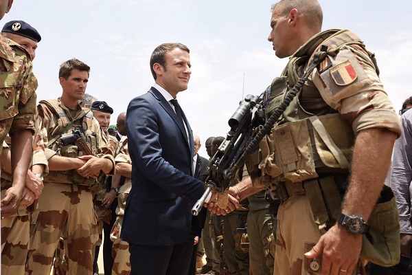 Emmanuel Macron avec des soldats français de la force Barkhane au Mali