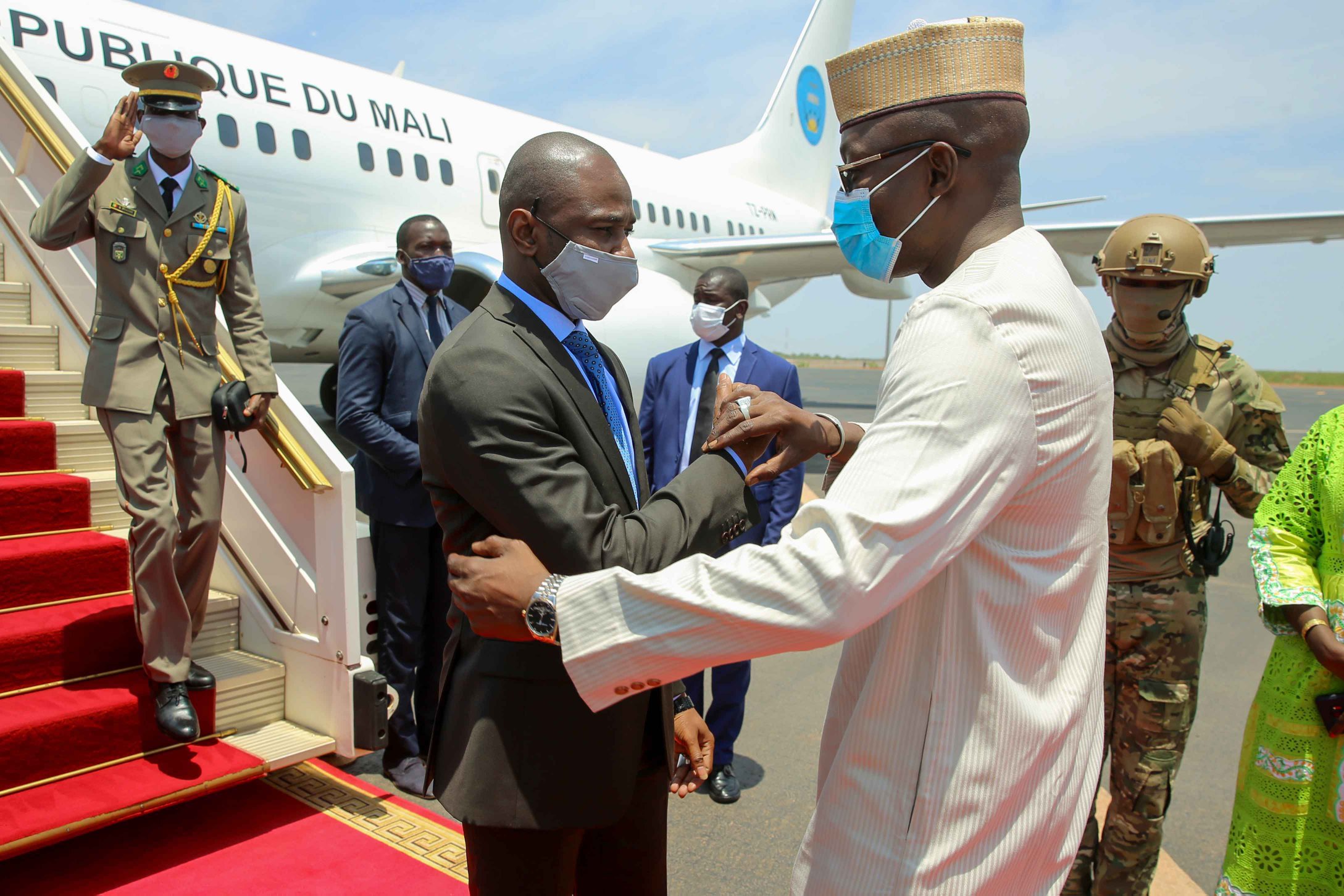 En mode 3-pièces, Assimi Goïta accueilli à l'aéroport de Bamako Sénou par le colonel Malick Diaw, vice-président du Conseil national de transition (photo présidence malienne)