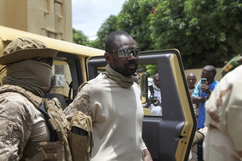Opérations militaires françaises au Mali : "Un coup de semonce de Paris sur le colonel Goïta"