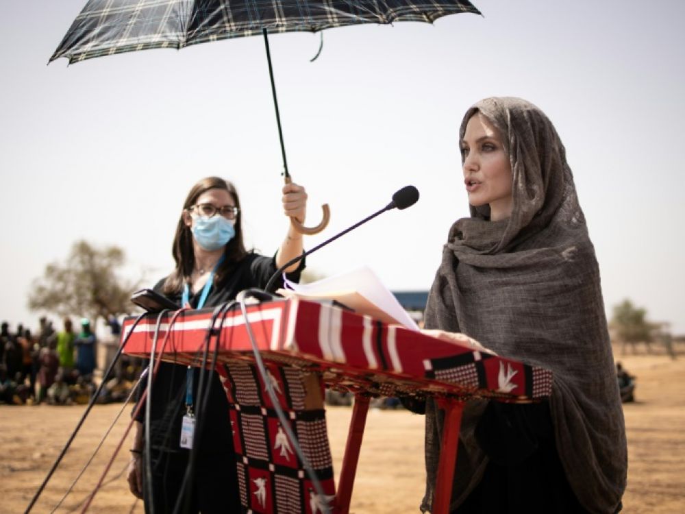 BURKINA : La star américaine Angelina Jolie soutient des réfugiés maliens
