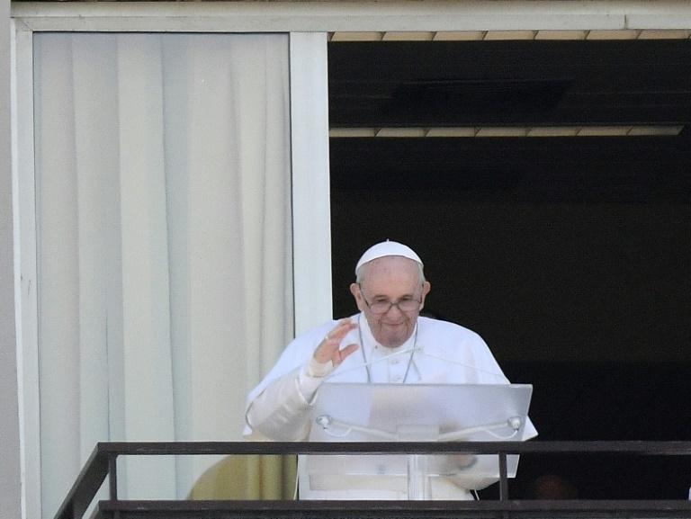 Le pape salue des fidèles depuis un balcon de son hôpital