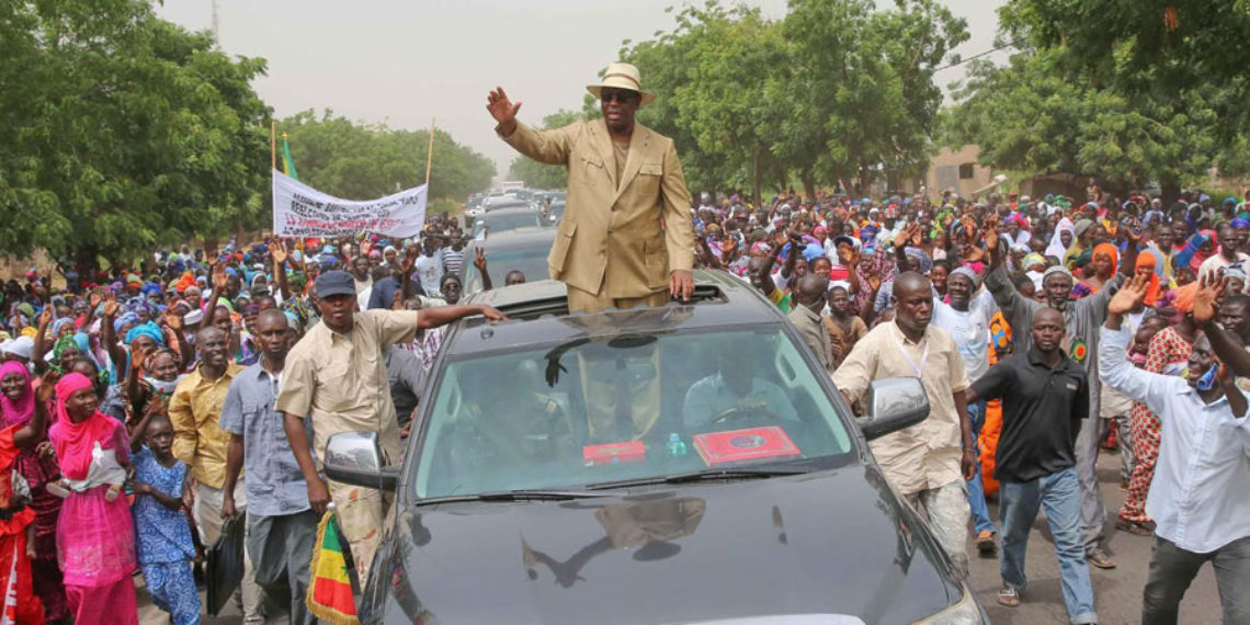 Macky Sall avec le président du Comité de suivi des opérations de la Force Covid-19
