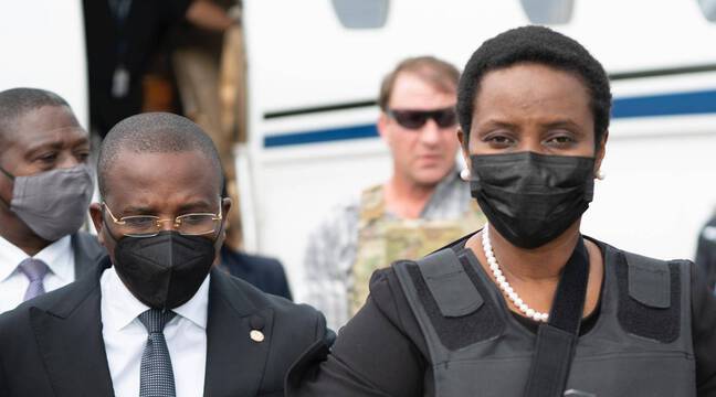 Martine Moïse à son retour à Port-au-Prince, accueillie par le premier ministre de facto Claude Joseph