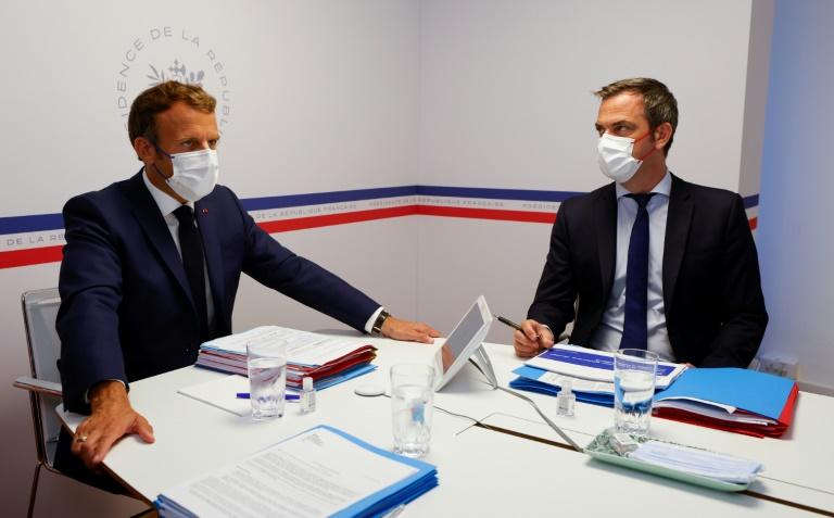 Le président Macron et le ministre des Solidarités et de la Santé Oliver Véran