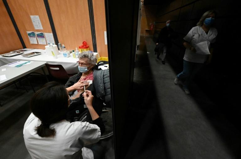 Vaccin COVID-19 : Une troisième dose est recommandée en France pour les plus de 65 ans