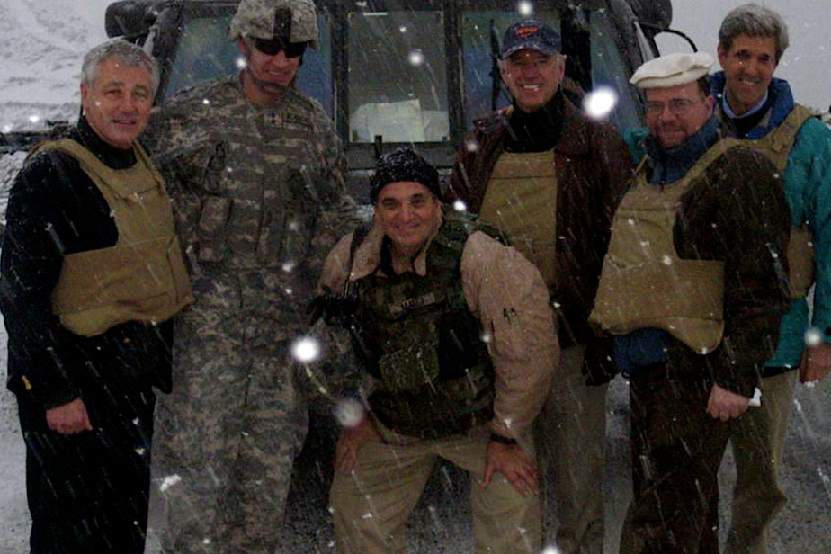 Au fond à l'extrême droite, John Kerry (tête nue) et Joe Biden à sa droite