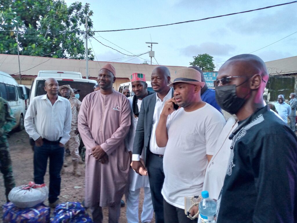 Devant la prison centrale de Conakry, des opposants à Alpha Condé hument l'air de la liberté retrouvée