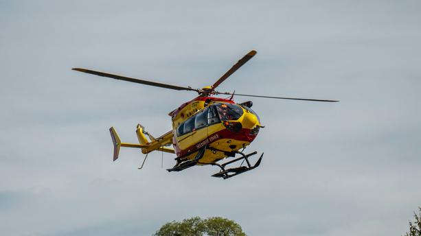 Un mort et quatre blessés: un hélicoptère de la sécurité civile se crash près de Grenoble
