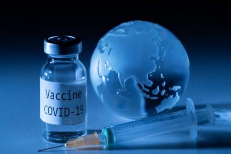 Vaccin COVID-19 : la troisième dose pour tous n’est pas justifiée, insistent l’OMS et la FDA