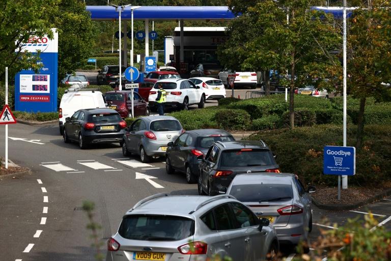Royaume-Uni : face à la pénurie d’essence, le gouvernement appelle l’armée à se tenir prête