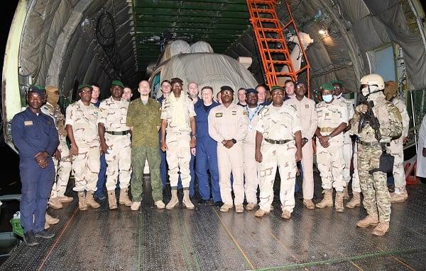 Des officiels maliens et russes à la réception des hélicoptères
