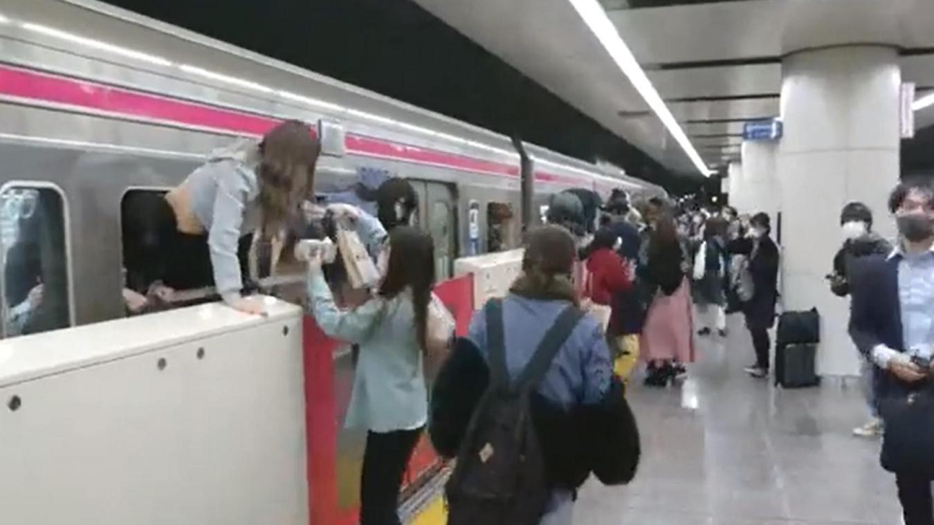 Tokyo : l'attaque d'un train fait 17 blessés, dont un grave, un suspect arrêté