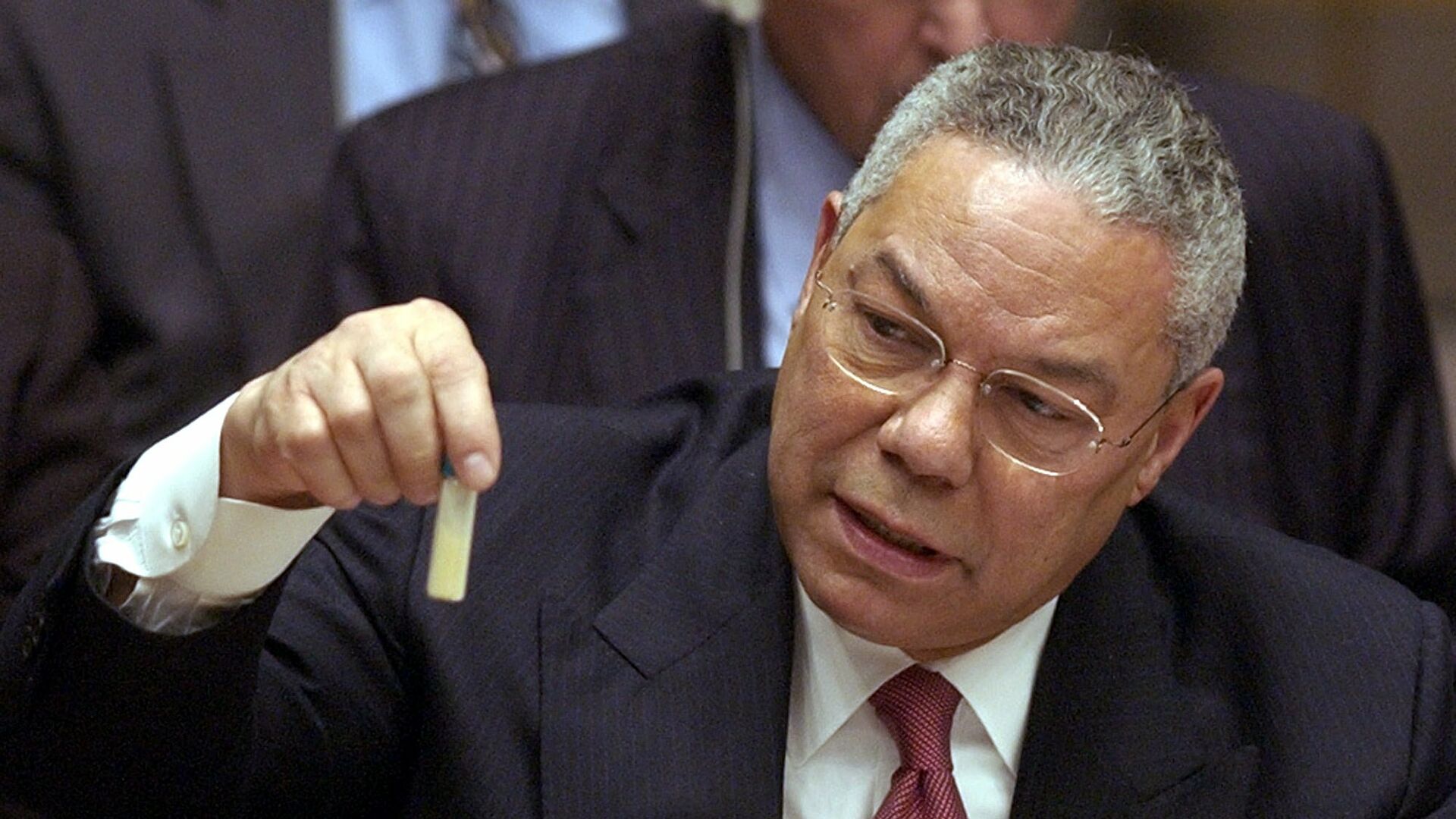 Colin Powell brandissant à l’ONU la fausse fiole d’anthrax qui allait précipiter l’invasion de l’Irak par les Usa et leurs alliés.