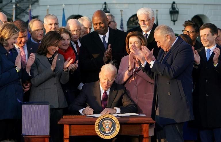 États-Unis - Joe Biden signe et savoure sa grande loi d’infrastructures