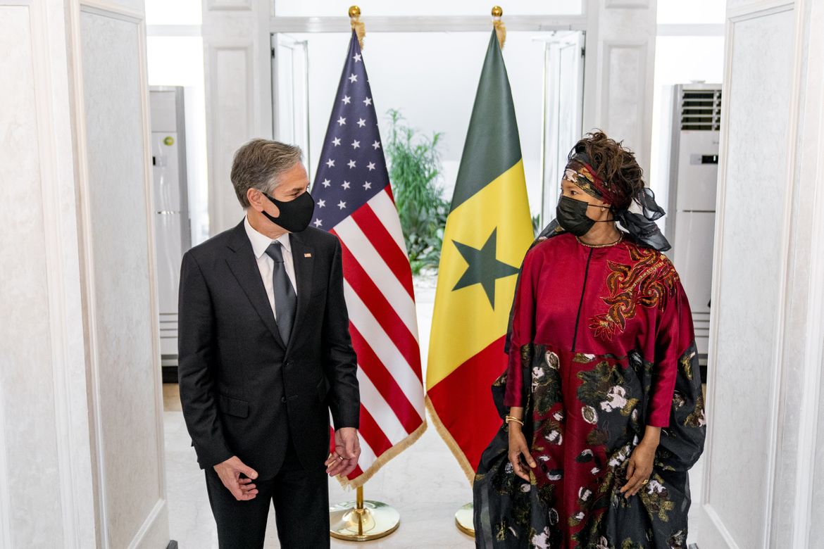 Anthony Blinken en compagnie d'Aïssata Tall Sall, la ministre des Affaires étrangères du Sénégal
