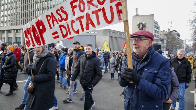 Plusieurs milliers de manifestants à Bruxelles contre les restrictions sanitaires