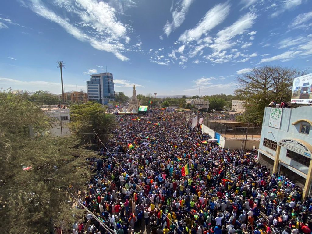 L'imposante démonstration de force des Maliens contre la CEDEAO et la France