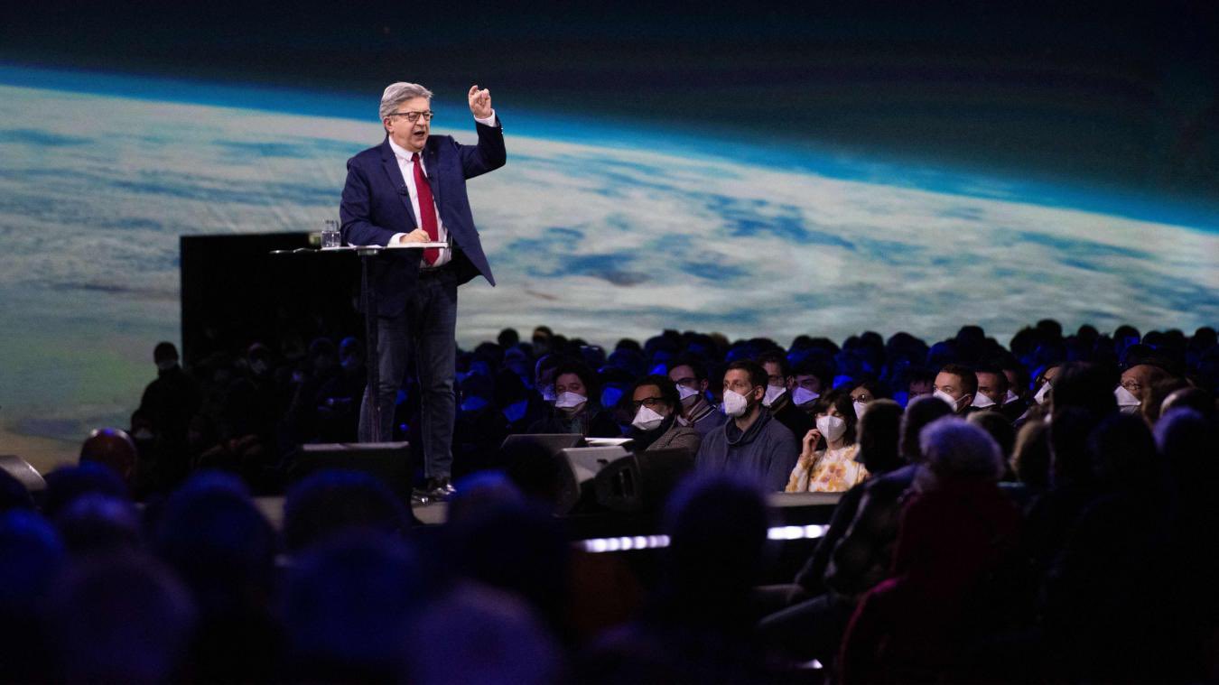 Images à 360 degrés, parfums diffusés... A Nantes, Mélenchon révolutionne l'art du meeting