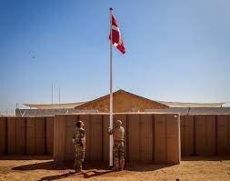 Drapeau royal sur une base militaire danoise en territoire malien