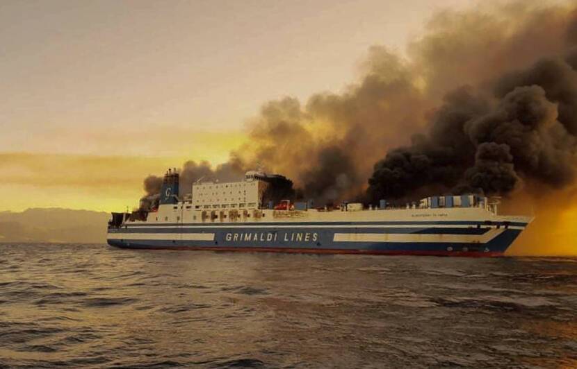 Grèce - Douze disparus sur le traversier italien toujours en feu