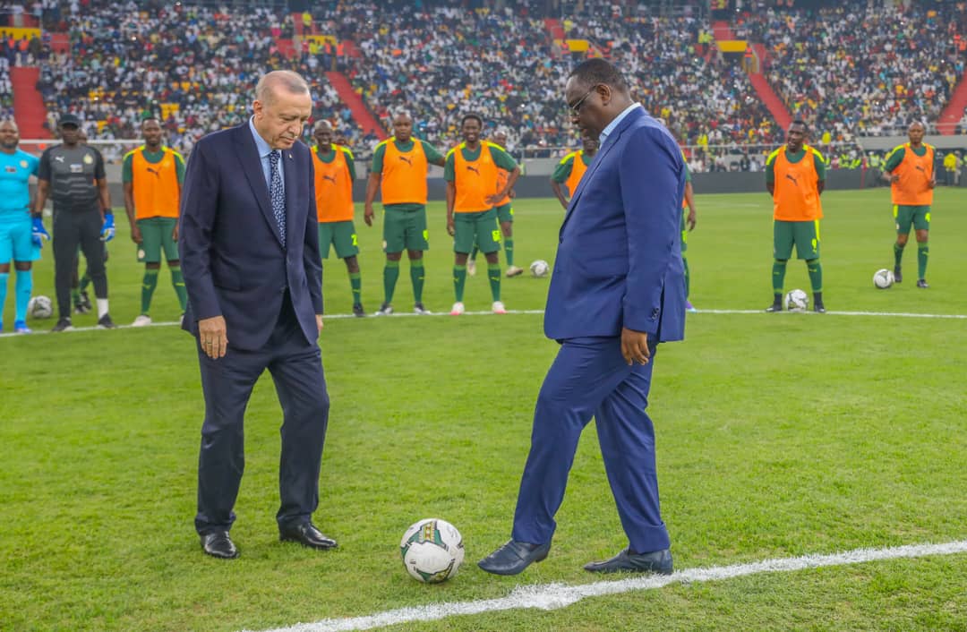 Les Présidents Macky Sall et Recep Tayyip Erdogan sur la pelouse du stade Abdoulaye Wade (photo Cheikh Diallo)