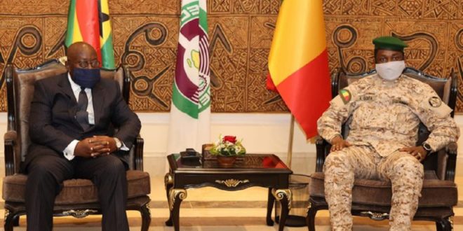 Le président Assimi Goïta lors d'un entretien avec Nana Akufo Addo, président en exercice de la Cedeao